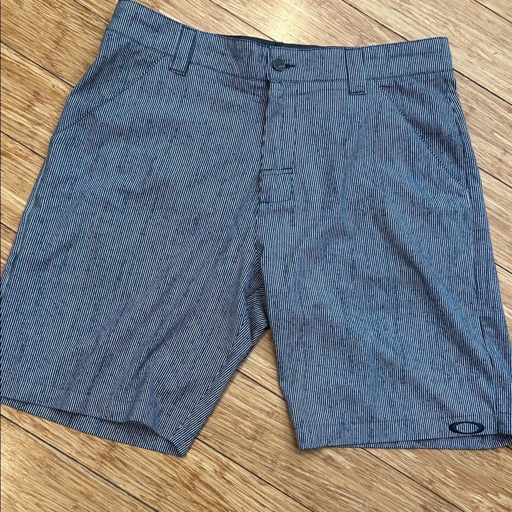 Oakley Men's Golf Core Hybrid 9” Rise Pinstriped Blue White Shorts Men’s 34